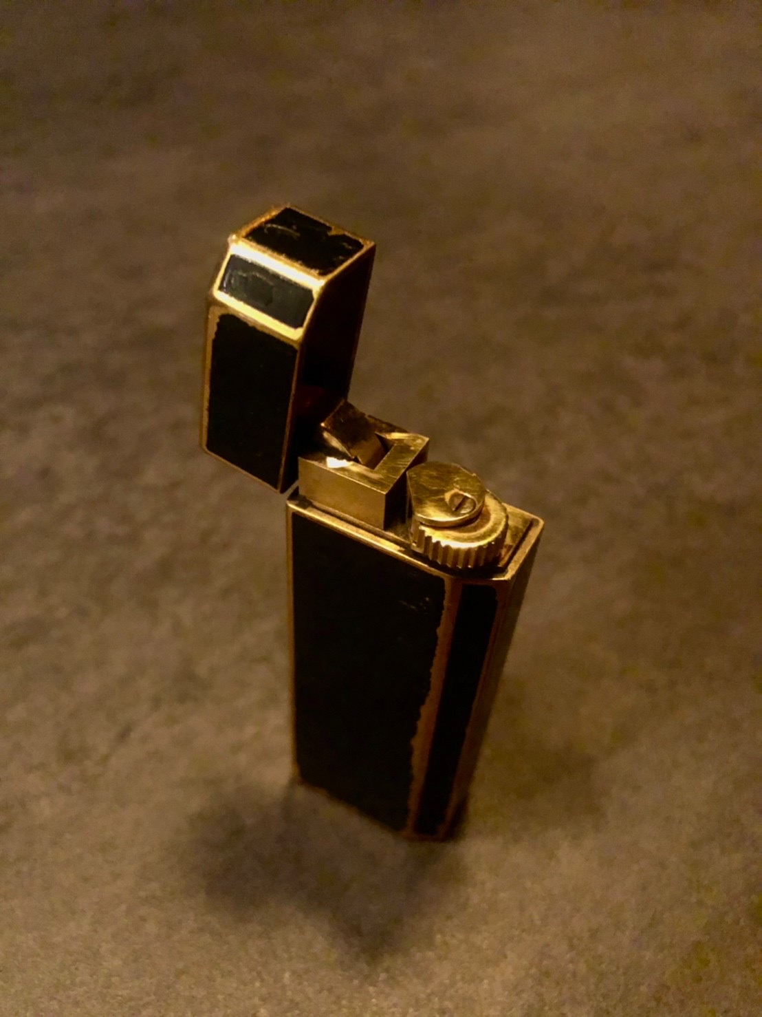 【Cartier】 カルティエ ラッカー 五角形 ペンタゴン ロゴ入り ローラー式 ガスライター ブラック×ゴールド